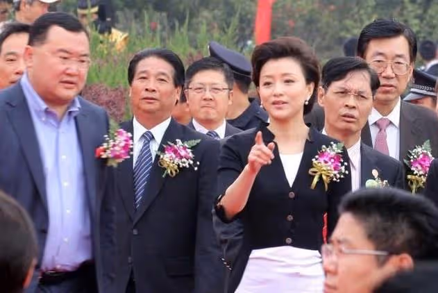 52歲楊瀾一家近照,丈夫隱瞞了23年,女兒和年輕的她很像