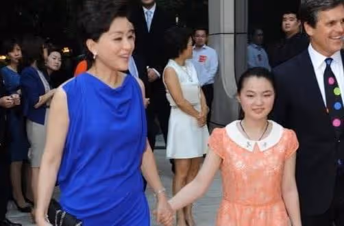 52歲楊瀾一家近照,丈夫隱瞞了23年,女兒和年輕的她很像