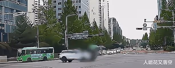 31歲女星開豪車撞死外賣員，態度冷漠卻狂秀演技，引髮網友痛批