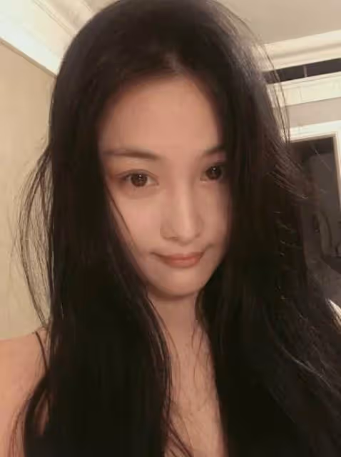 張馨予曬「合影」秀恩愛,卻因「皮膚細膩」被贊,自用面霜也火了