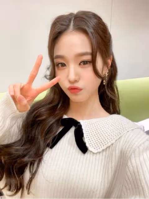 腿太長的煩惱？某女團成員拍照故意把腿修短，17歲身材比例好優越