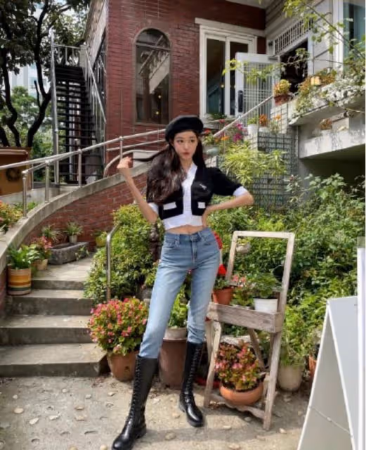 腿太長的煩惱？某女團成員拍照故意把腿修短，17歲身材比例好優越