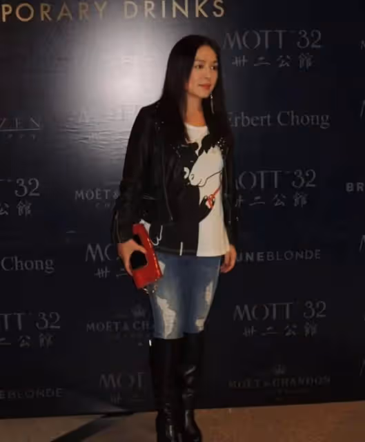 54歲香港80年代女神近照曝光，息影26年轉投商界，今已成億萬富婆
