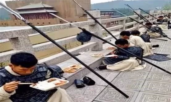 橫店20萬群演現狀:美女校花遍地,男群演無論美醜都成了香餑餑