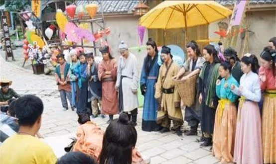 橫店20萬群演現狀:美女校花遍地,男群演無論美醜都成了香餑餑