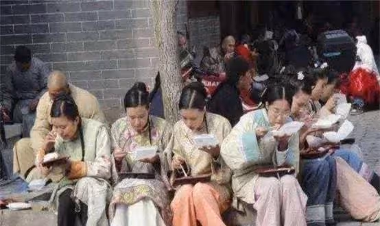 橫店20萬群演現狀:美女校花遍地,男群演無論美醜都成了香餑餑