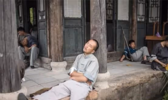 橫店20萬群演現狀：美女校花遍地，男群演無論美醜都成了香餑餑