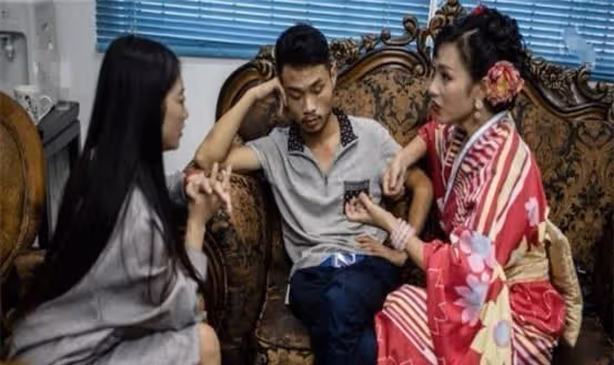 橫店20萬群演現狀：美女校花遍地，男群演無論美醜都成了香餑餑