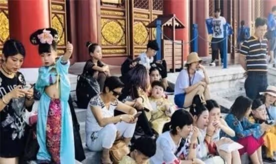 橫店20萬群演現狀：美女校花遍地，男群演無論美醜都成了香餑餑