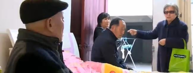 八旬老教授退休工資一萬多，非要和保姆私奔，背後的原因讓人深思