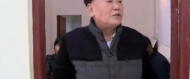 八旬老教授退休工資一萬多，非要和保姆私奔，背後的原因讓人深思