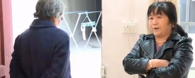 八旬老教授退休工資一萬多，非要和保姆私奔，背後的原因讓人深思