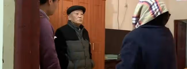 八旬老教授退休工資一萬多,非要和保姆私奔,背後的原因讓人深思