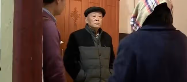 八旬老教授退休工資一萬多,非要和保姆私奔,背後的原因讓人深思