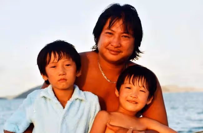 洪金寶兒子曬珍貴家庭舊照，親媽年輕時美貌出眾，離婚30年未再嫁