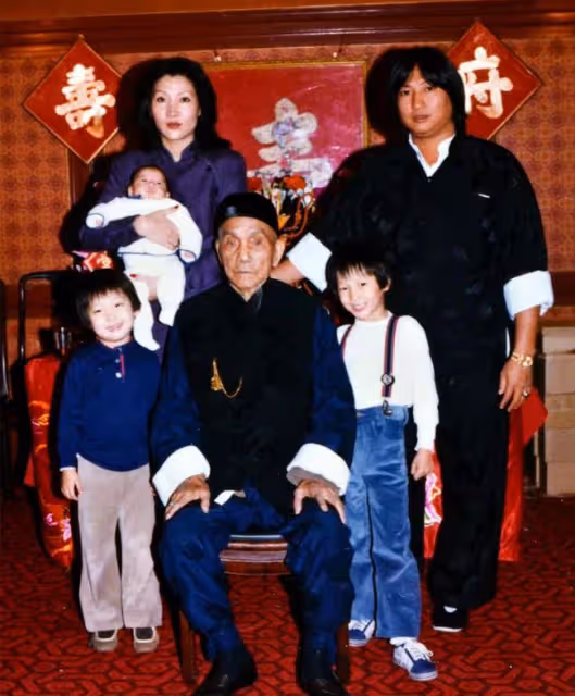 洪金寶兒子曬珍貴家庭舊照，親媽年輕時美貌出眾，離婚30年未再嫁