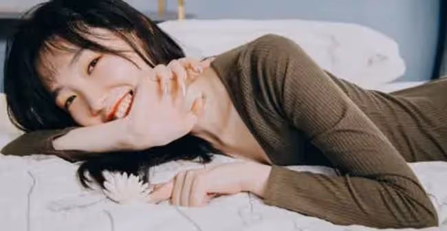 夜裡,趁我熟睡,房東在樓梯里享受著我的女友