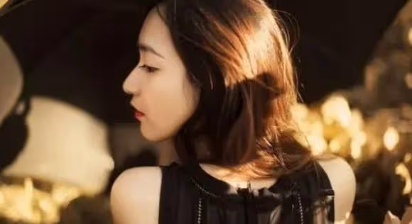夜裡,趁我熟睡,房東在樓梯里享受著我的女友
