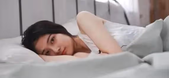 我躲在柜子里,看見急迫丈夫纏綿著小三,他們在我的床上暢汗淋漓
