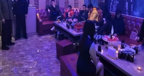 老公在夜場上班，玻璃門外，我看見他和一女子相互纏繞，浴火重重