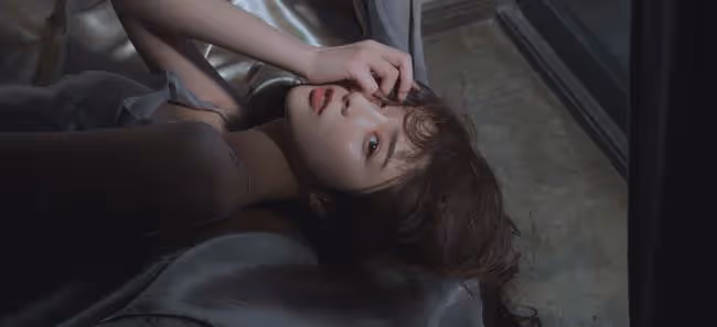 姐姐剛走,我勾住姐夫脖子,他扣住我的頭,也劇烈地回應著我