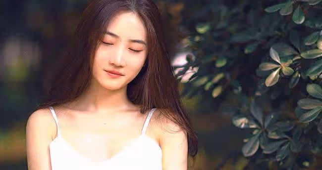 姐姐剛走,我勾住姐夫脖子,他扣住我的頭,也劇烈地回應著我