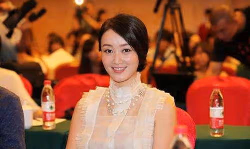 她是央視春晚主持人，24歲就家喻戶曉，如今43歲模樣大變