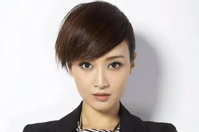 她是央視春晚主持人，24歲就家喻戶曉，如今43歲模樣大變