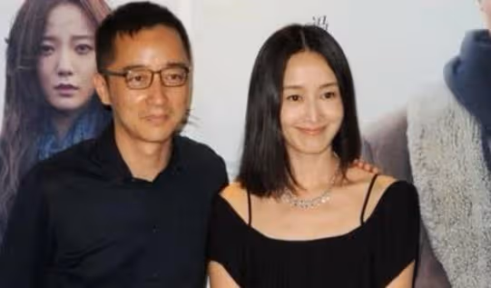 她是央視春晚主持人,24歲就家喻戶曉,如今43歲模樣大變