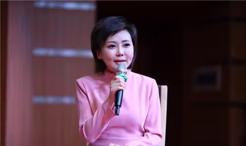 央視兩大「台花」之一，8年幕後才開始主持，今43歲過得如何？