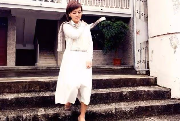 央視兩大「台花」之一，8年幕後才開始主持，今43歲過得如何？