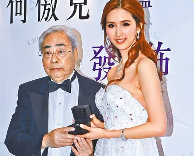恭喜!何傲兒姐姐公開戀情,攜富豪男友大秀恩愛,曾與蕭正楠相戀