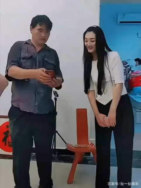 朱小偉帶著經紀人開撕陳亞男?直指對方隱瞞分手原因,讓她別說話