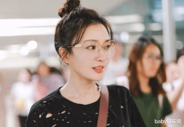 為前男友賠了千萬,和小19歲男明星組CP,秦嵐的人生到底有多瀟灑