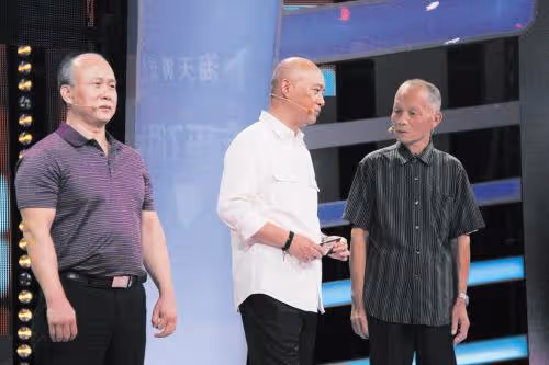 隱藏身世58年，73歲與成龍相見，成龍同父異母哥哥：無需弟弟幫助