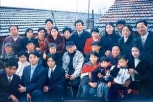 隱藏身世58年，73歲與成龍相見，成龍同父異母哥哥：無需弟弟幫助