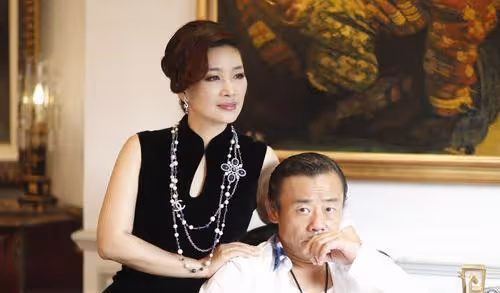 浙江女富婆胡潔,選擇離婚帶著女兒嫁給周立波,現狀讓人感慨