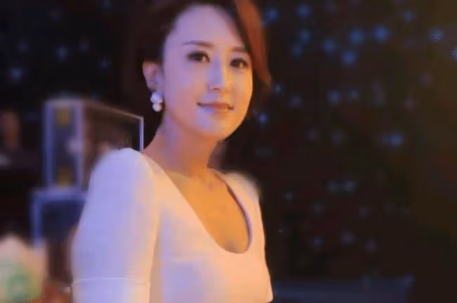 她是央視「台花」,嫁給比自己大20歲丈夫,現如今她怎麼樣了