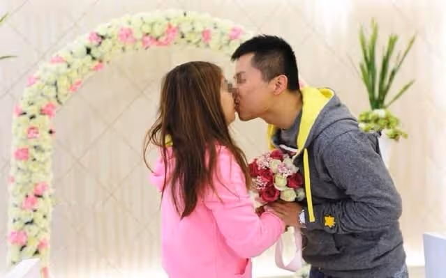 妻子去世後我再婚三年後，岳母找我借10萬，現任老婆給了15萬