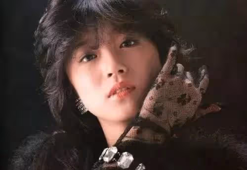 中森明菜：接班山口百惠的第一歌姬，毀於渣男，55歲未走出失戀