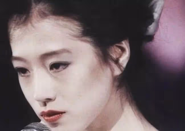 中森明菜：接班山口百惠的第一歌姬，毀於渣男，55歲未走出失戀