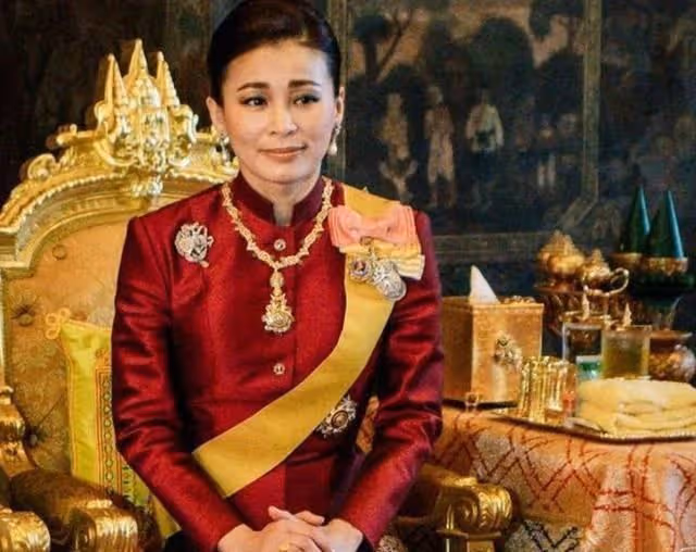 泰王室新年掛曆出爐了!帝王夫婦穿情侶紅軍裝,地位穩固碾壓貴妃