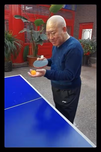 65歲杜旭東曝近況,和盧奇同框打球生活滋潤,現身四合院引人矚目