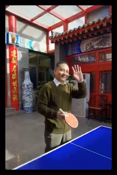 65歲杜旭東曝近況,和盧奇同框打球生活滋潤,現身四合院引人矚目