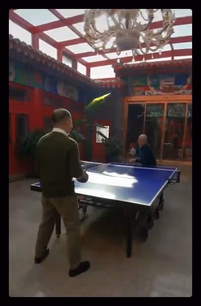 65歲杜旭東曝近況,和盧奇同框打球生活滋潤,現身四合院引人矚目