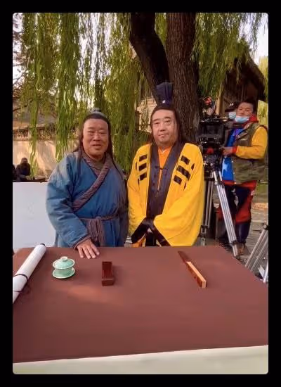 65歲杜旭東曝近況,和盧奇同框打球生活滋潤,現身四合院引人矚目