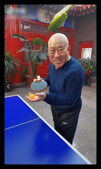 65歲杜旭東曝近況,和盧奇同框打球生活滋潤,現身四合院引人矚目