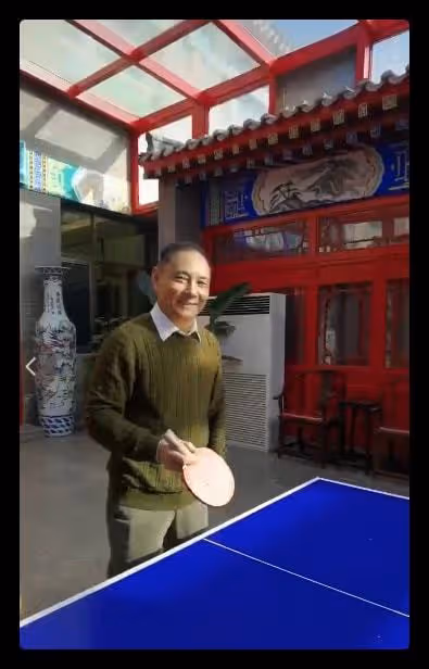 65歲杜旭東曝近況,和盧奇同框打球生活滋潤,現身四合院引人矚目