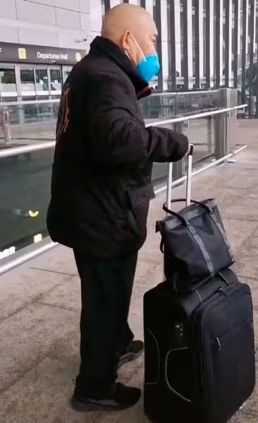 65歲杜旭東曝近況,和盧奇同框打球生活滋潤,現身四合院引人矚目