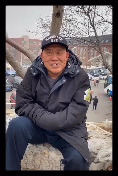 65歲杜旭東曝近況,和盧奇同框打球生活滋潤,現身四合院引人矚目